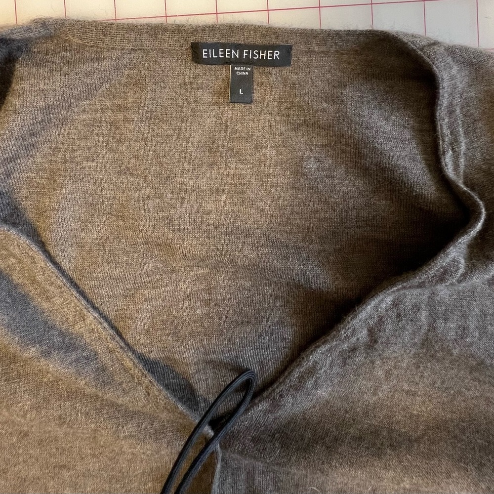 Women’s Eileen Fisher button front cardigan. Size Large. 100% cashmere - Picture 3 of 8